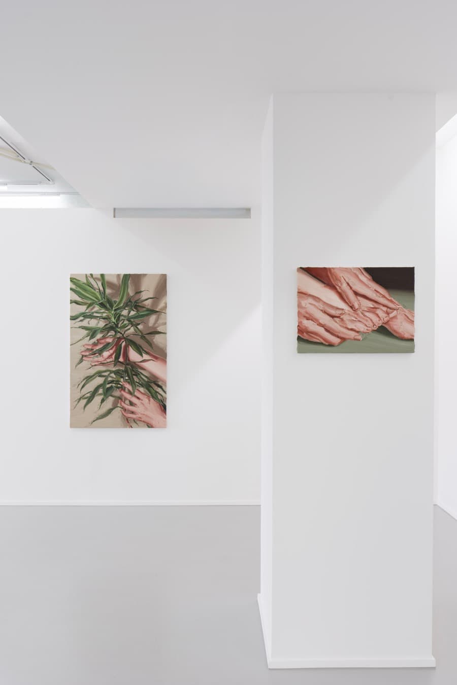 《문턱》 전시 전경. 잎과 손을 그린 회화와 겹친 손을 그린 회화.